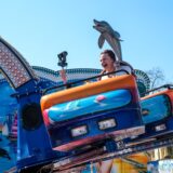 Eine Person auf einem Gerät auf der Palmkirmes Recklinghausen.
