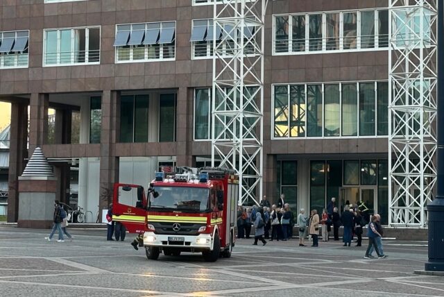 Ein Löschfahrzeug der Feuerwehr steht vor dem Dortmunder Rathaus.