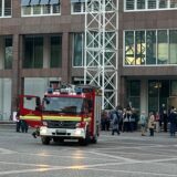 Ein Löschfahrzeug der Feuerwehr steht vor dem Dortmunder Rathaus.