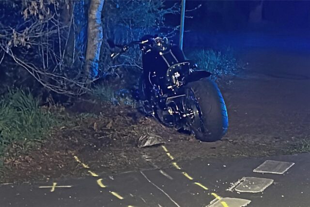 Motorrad steht am Straßenrand