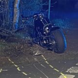 Motorrad steht am Straßenrand