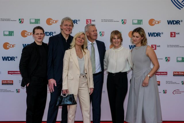Ulrike von der Groeben und Peter Kloeppel stehen mit anderen Preisträgern vor dem Eingang des Theater Marl.