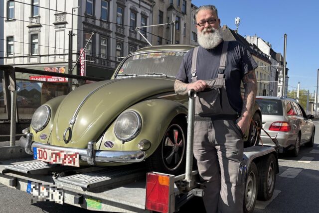 Ein Dortmunder steht vor seinem VW-Käfer aus dem Jahr 1959.