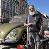 Ein Dortmunder steht vor seinem VW-Käfer aus dem Jahr 1959.