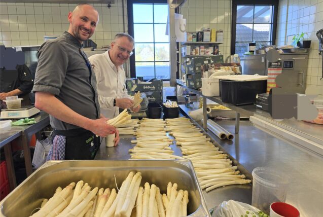 Wie kann wunderbarer deutscher Spargel schon so früh serviert werden? Günther Overkamp und Küchenchef Jan Urban holen ihn aus Raesfeld, wo Bauer Böckenhoff ihn auf einer Art Fußbodenheizung schon im März sprießen lässt. Auch im Fruchtkörbchen in Wellinghofen kann man ihn kaufen.
