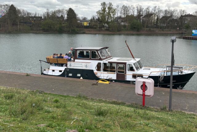Ein Boot liegt an einem Anleger im Stadthafen in Recklinghausen.