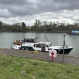 Ein Boot liegt an einem Anleger im Stadthafen in Recklinghausen.