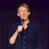 Christian Schulte-Loh brachte sein neues Programm „Bankrott Royal“ auf die Bühne des Halterner Schulzentrums.