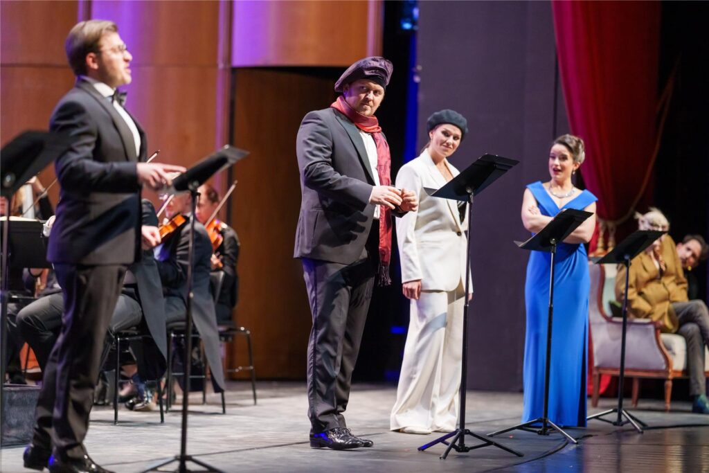 Die vier Hauptsolisten des Abends (v.l.): Mykhailo Kushlyk (Graf), Aljoscha Lennert (Arthur), Lisa Wittig (Marie), Natalia Labourdette (Gräfin) Die vier Hauptsolisten des Abends (v.l.): Mykhailo Kushlyk (Graf), Aljoscha Lennert (Arthur), Lisa Wittig (Marie), Natalia Labourdette (Gräfin)