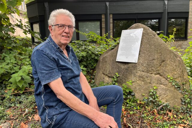 Eine DIN-A4-große Schrifttafel ist an einem 87 Tonnen schweren Fels aus der Eiszeit angeschraubt.