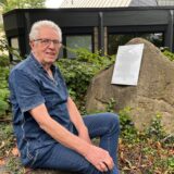 Eine DIN-A4-große Schrifttafel ist an einem 87 Tonnen schweren Fels aus der Eiszeit angeschraubt.