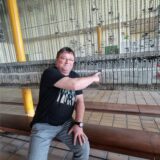 Joachim Dambeck zeigt mit einem Finger auf einen Kauenkorb in der Neuen Zeche Westerholt.