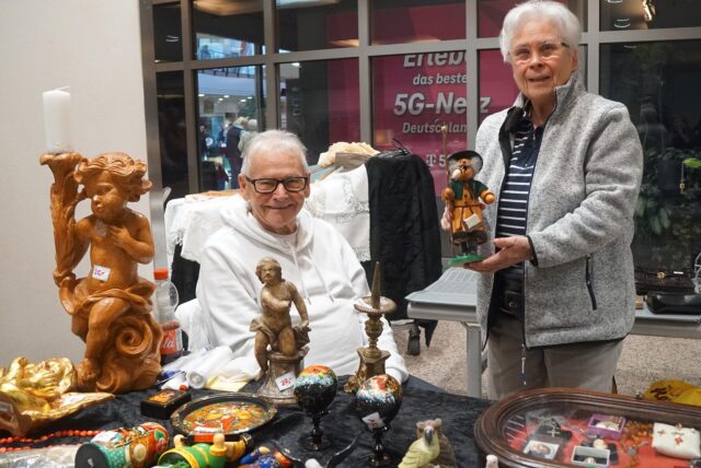 Händler auf dem Antikmarkt bei ihren Ständen.