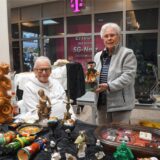 Händler auf dem Antikmarkt bei ihren Ständen.