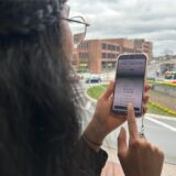 Rosi Taslima Azam hält ein Handy.