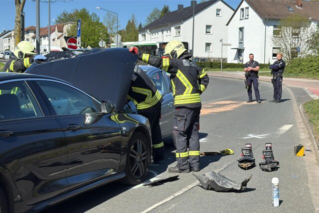 Mehrere Feuerwehrleute stehen an den beiden beteiligten Fahrzeugen, nach einem Unfall auf der Feldstraße in Herten.