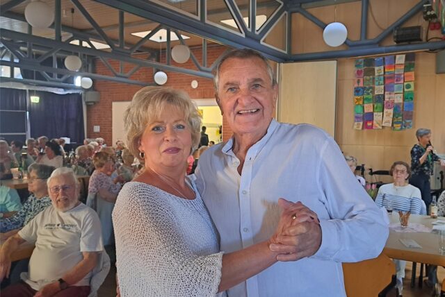 Ingrid Kettler und Rainer Helich tanzen während der Ü60-Party im Bürgerhaus Herten.