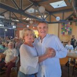 Ingrid Kettler und Rainer Helich tanzen während der Ü60-Party im Bürgerhaus Herten.