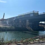 Ein Brückenelement der A42 wird über den Rhein-Herne-Kanal geschoben.
