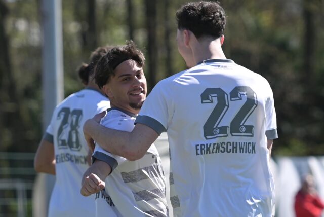 Jubel nach dem 3:2: Elefterios „Lefti“ Theocharis und David Zogu feiern den Führungstreffer.