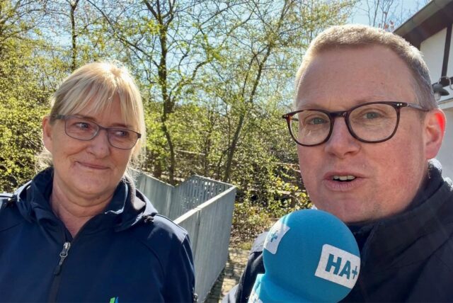 Jutta Wabnitz von der Wewole-Stiftung im Gespräch mit Chefreporter Carsten Fischer beim Saisonstart an der Emscherquelle.