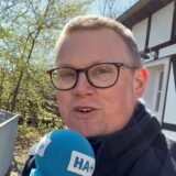 Jutta Wabnitz von der Wewole-Stiftung im Gespräch mit Chefreporter Carsten Fischer beim Saisonstart an der Emscherquelle.