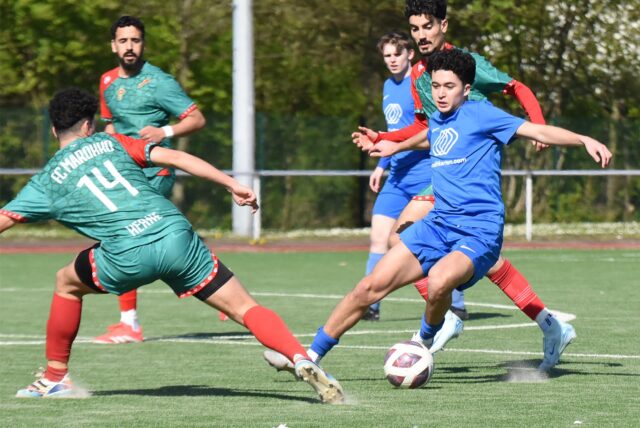VfB Waltrops Efecan Akin (am Ball) will an Marokko Hernes Mazeine Jouny (Nr. 14) vorbei.
