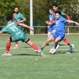 VfB Waltrops Efecan Akin (am Ball) will an Marokko Hernes Mazeine Jouny (Nr. 14) vorbei.