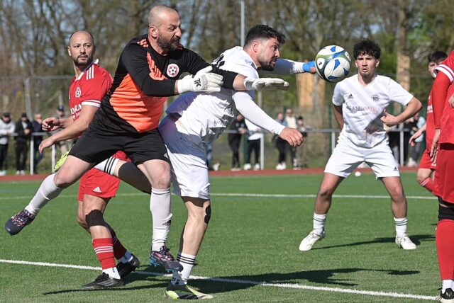 Genclikspor-Keeper Vedat Sahin musste sich am Ende noch mehrfach bei gefährlichen Standards der Dattelner auszeichnen, hier gegen Kültürspor-Spieler Okan Cakiroglu.