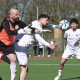 Genclikspor-Keeper Vedat Sahin musste sich am Ende noch mehrfach bei gefährlichen Standards der Dattelner auszeichnen, hier gegen Kültürspor-Spieler Okan Cakiroglu.