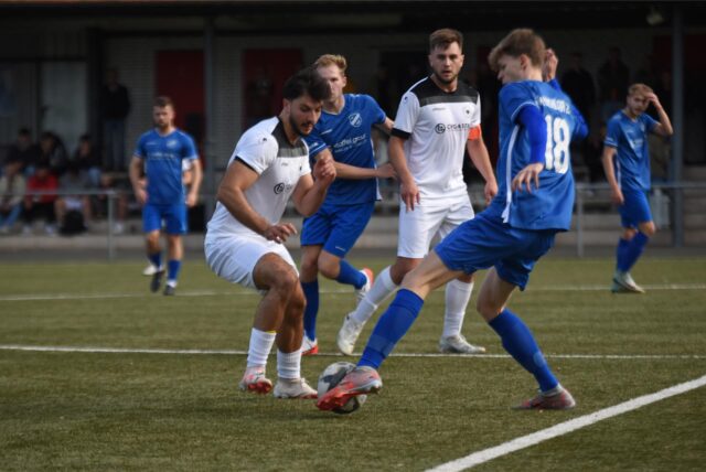 Im Hinspiel gegen Hochlar Kapitän, im Rückspiel Torschütze zum 1:1: Teutonia SuS Waltrops Lutz Hamann (weißes Trikot, 2.v.l.).