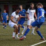 Im Hinspiel gegen Hochlar Kapitän, im Rückspiel Torschütze zum 1:1: Teutonia SuS Waltrops Lutz Hamann (weißes Trikot, 2.v.l.).