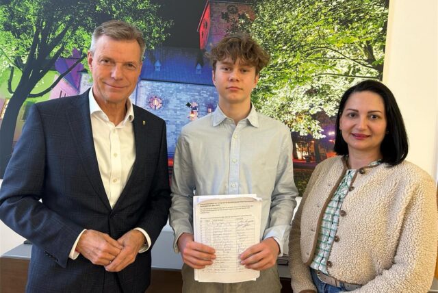 Von links nach rechts: Recklinghausen-Bürgermeister Christoph Tesche, Hittorf-Schüler Anton Oscar Sommer und Aysun Sonay Gürler, die ihre Bäckerei Bakery & More aus wirtschaftlichen Gründen aufgeben musste.