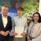 Von links nach rechts: Recklinghausen-Bürgermeister Christoph Tesche, Hittorf-Schüler Anton Oscar Sommer und Aysun Sonay Gürler, die ihre Bäckerei Bakery & More aus wirtschaftlichen Gründen aufgeben musste.