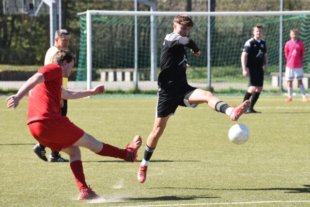 Im Zweikampf: Tom Augustyniak (l.) vom FC Spvgg. Oberwiese und Joshua Denk von der SG Horneburg.