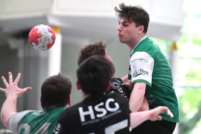 Handball Oberliga Halle Nord 6. April 2025, PSV Recklinghausen – HSG Hattingen-Sprockhövel 30:24. Gelungenes Anspiel von Simon Berg auf seinen Bruder Philipp am Kreis.