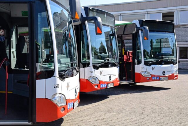 Drei Busse der Vestischen stehen nebeneinander.