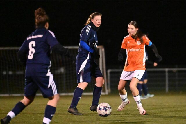 Titania-Spielerin Tamy Karpinski (M.) traf gegen Wanne per Freistoß zum 1:0.