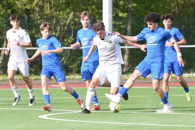 Einen verdienten 3:0-Sieg fuhr die U19 des VfB Waltrop, hier mit Kamil Nugajev (r.) am Ball, in der Westfalenliga gegen den SV Heide Paderborn ein.