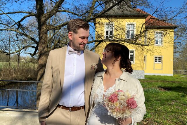 Ein Hochzeitspaar im strahlenden Sonnenschein.