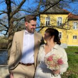 Ein Hochzeitspaar im strahlenden Sonnenschein.