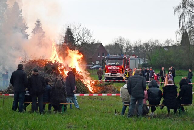 Osterfeuer auf dem Feld in Wulfen