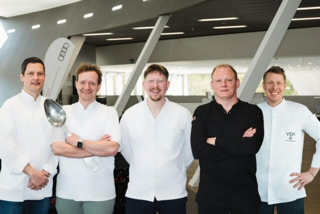 Die „Five Chefs“ Michael Dyllong, Attila Karpati, Daniel Östreich, Konstantin Kolombet und Sebastian Felsing stehen im Audi-Zentrum Dortmund.