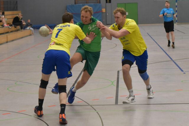 Erst nach der Pause wurde es deutlich im kleinen Derby zwischen dem Waltroper HV und dem TuS Ickern. Hier versucht sich Nils Schröder gegen zwei Ickerner durchzusetzen.