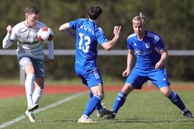 Daniel Seidel spielt den Ball.