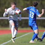 Daniel Seidel spielt den Ball.