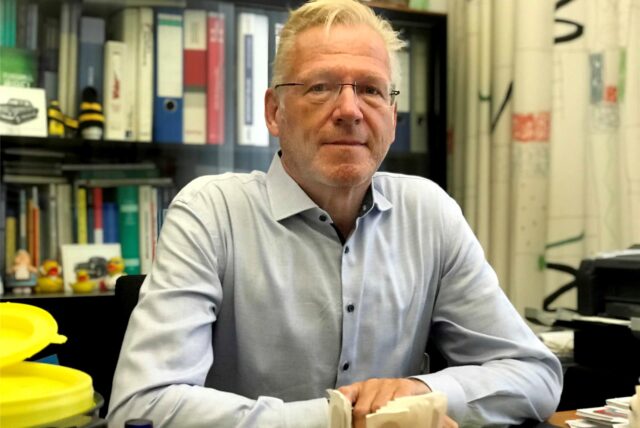 Dr. Prosper Rodewyk sitzt in seiner Arztpraxis in Dortmund.