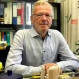 Dr. Prosper Rodewyk sitzt in seiner Arztpraxis in Dortmund.