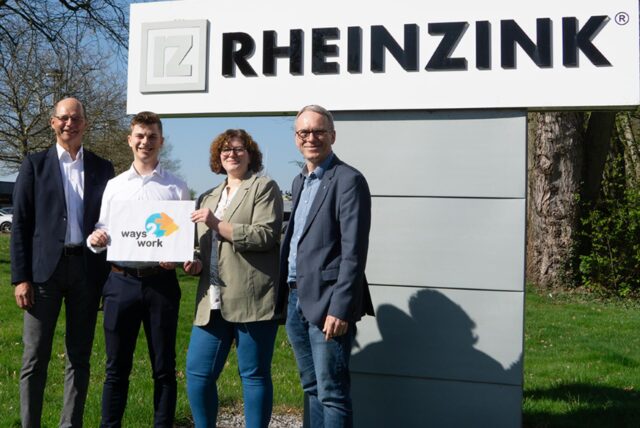 Geschäftsführer Michael Knepper, Einkäufer Maximilian Buddinger, die städtische Mobilitätskoordinatorin Nina Kuck und der Bürgermeister André Dora stehen für ein Foto zusammen.