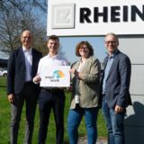 Geschäftsführer Michael Knepper, Einkäufer Maximilian Buddinger, die städtische Mobilitätskoordinatorin Nina Kuck und der Bürgermeister André Dora stehen für ein Foto zusammen.